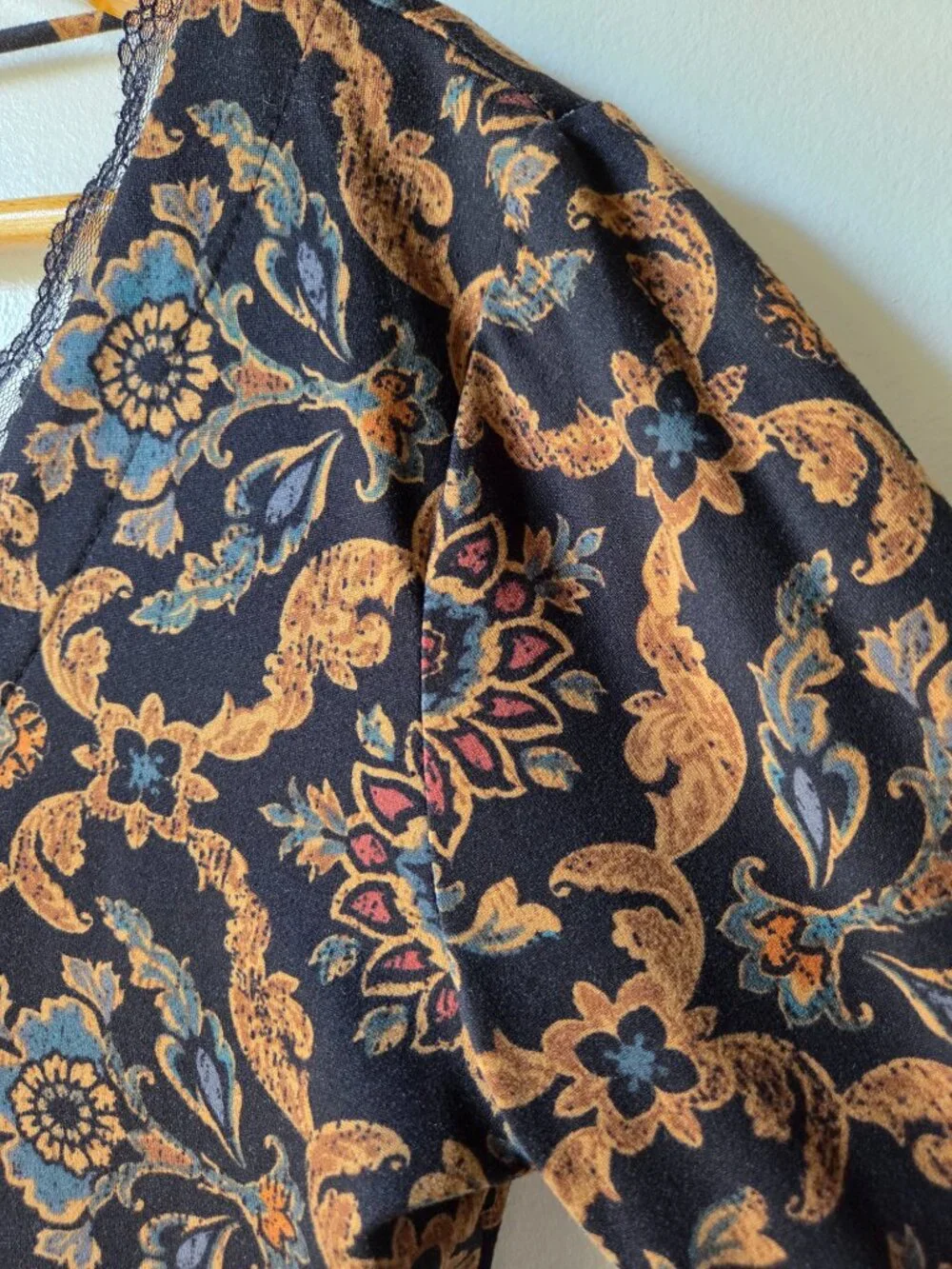 EUC LIKE NEW DAYTRIP DARK ACADEMIA LACED BOHO PRINT LONGSLEEVE TOP SIZE M